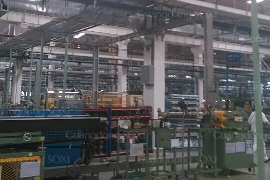 In Central Loading System Plastic Machine Company
