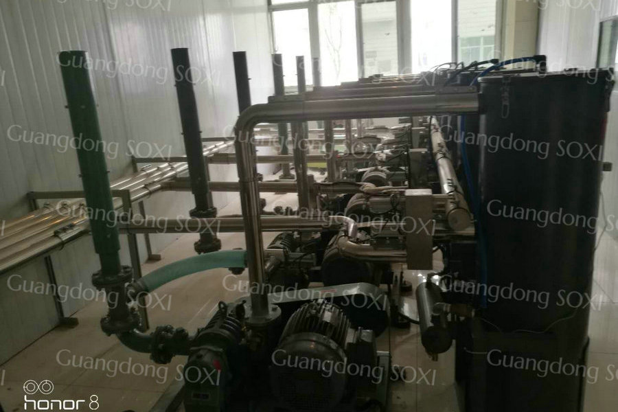 In Central Loading System Plastic Machine