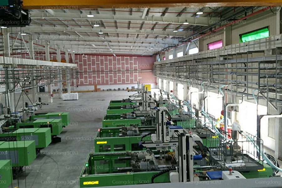 In Central Loading System Plastic Machine China